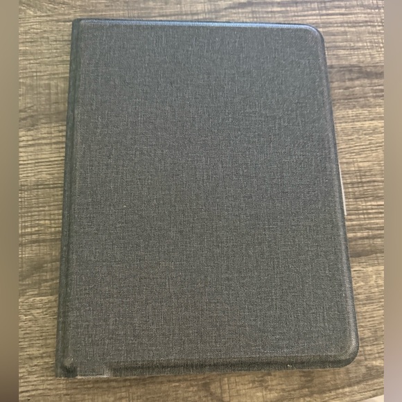 iPad - Sleek midnight 9th GEN 2023 10.2 inch screen laptop case included - Picture 15 of 17